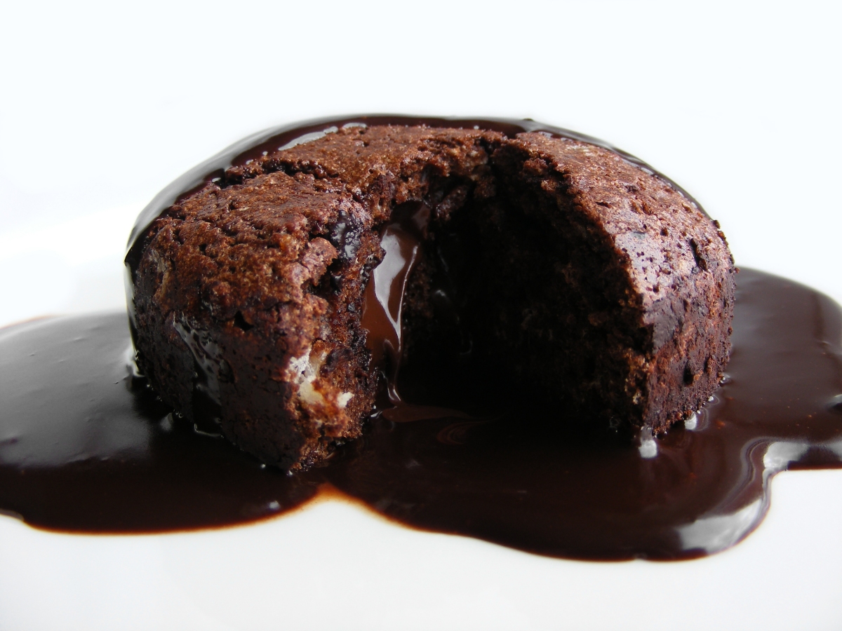 Bizcocho de chocolate y chocolate líquido. Autor, FotoosVanRobin