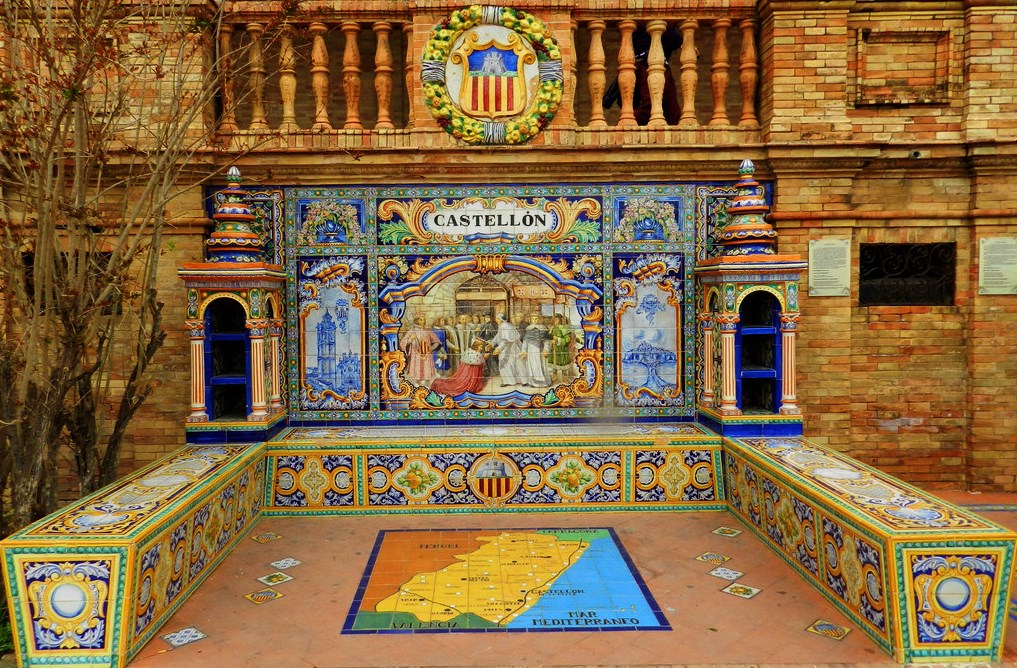 banco-de-ceramica-dedicado-a-castellon-en-la-plaza-de-espana-sevilla