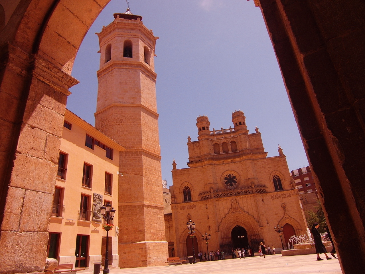 Concatedral de Santa María y la torre campanario El Fadrí. Autor, Joan Pau Inarejos